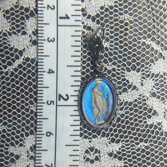 Vintage Morpho Butterfly Wing Pendant with Greek or Roman Woman - Picture 5 of 7